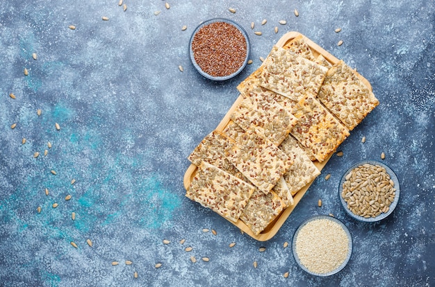 Snackkoekjes met zonnebloemzaad, linnenzaad, sesamzaadjes, bovenaanzicht