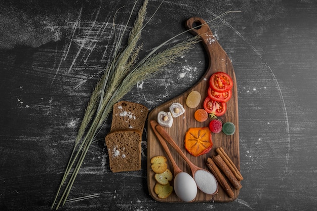 Snackplankje met brood, crackers en groenten