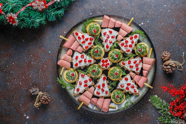 Snacks in de vorm van een kerstboom. Gratis Foto