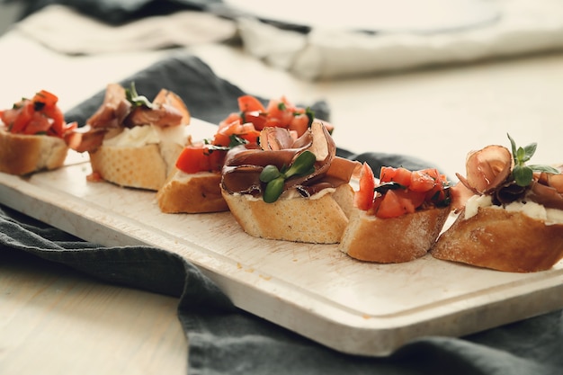 Gratis foto snacks met spek. traditionele spaanse tapas