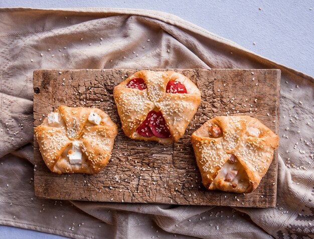 Snacks met tomaat en witte kaas.