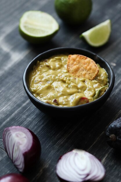 Snacks. Nacho met guacamole saus op tafel