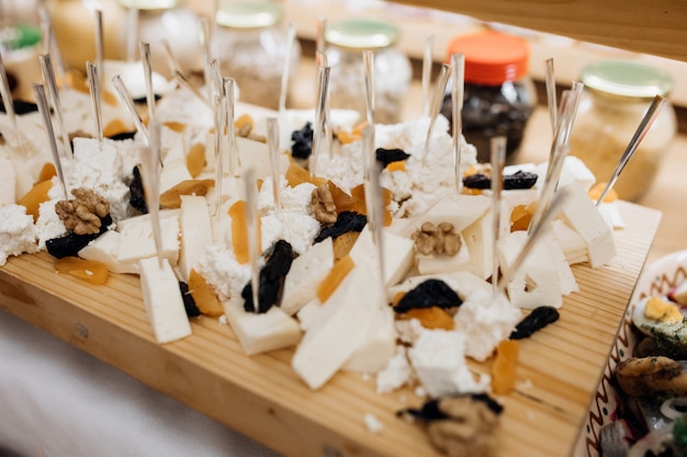 Snacks zoals kaas en gedroogde vruchten staan op een houten bureau