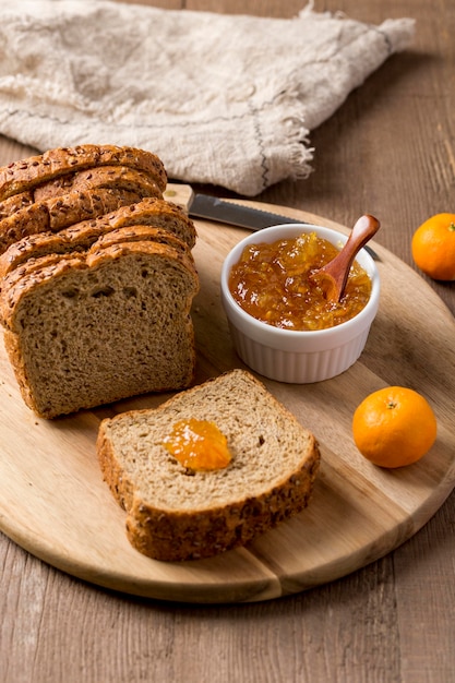 Gratis foto sneetjes brood en zelfgemaakte heerlijke jam hoog uitzicht