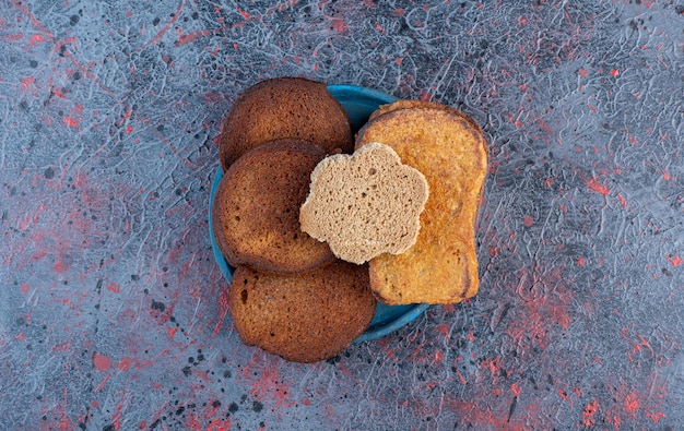 Sneetjes brood geïsoleerd in een blauwe schotel.