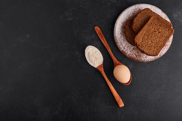 Sneetjes brood met ingrediënten, bovenaanzicht.