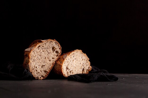 Sneetjes brood met zwarte achtergrond