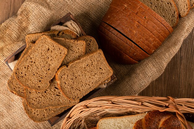 Sneetjes bruin brood in de mand