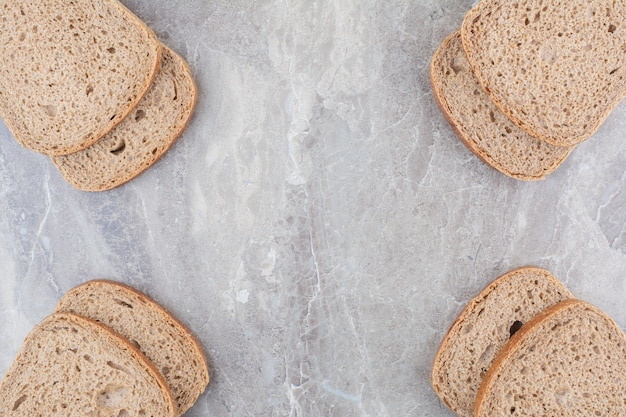 Sneetjes bruin brood op marmeren oppervlak