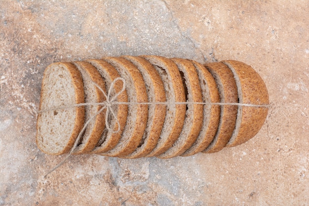 Sneetjes roggebrood op marmeren oppervlak