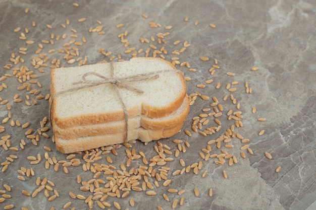 Gratis foto sneetjes toastbrood met korrels op marmer. hoge kwaliteit foto