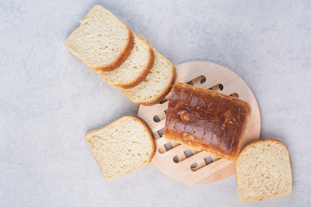 Sneetjes vers brood op marmeren oppervlak