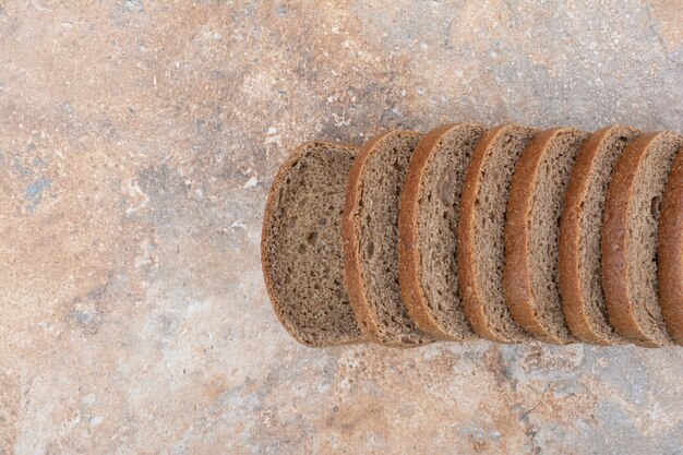 Sneetjes zwart brood op marmeren achtergrond