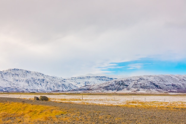 Sneeuw bedekte berg IJsland winterseizoen.