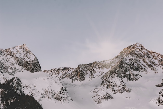 Sneeuw bedekte berg