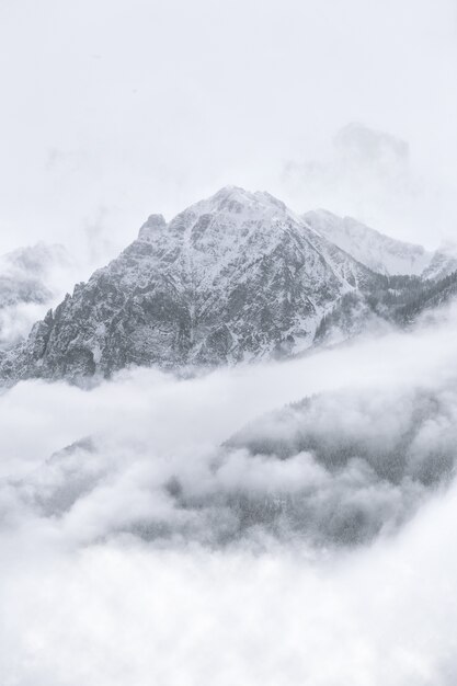 Sneeuw bedekte berg