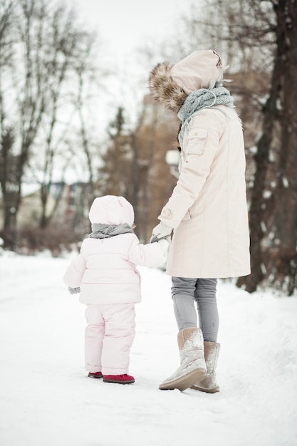 Sneeuw familie wandelen winter plezier