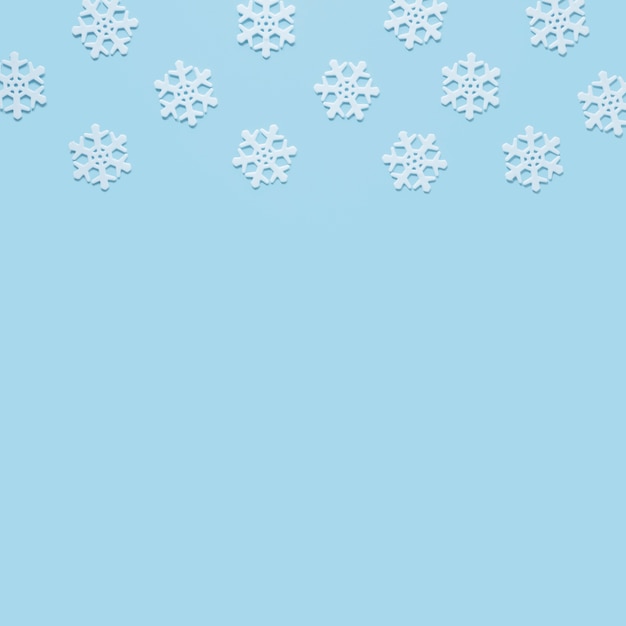 Gratis foto sneeuwvlok op baby blauwe achtergrond met exemplaarruimte