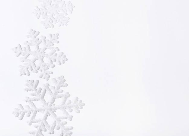 Sneeuwvlokken op wit oppervlak