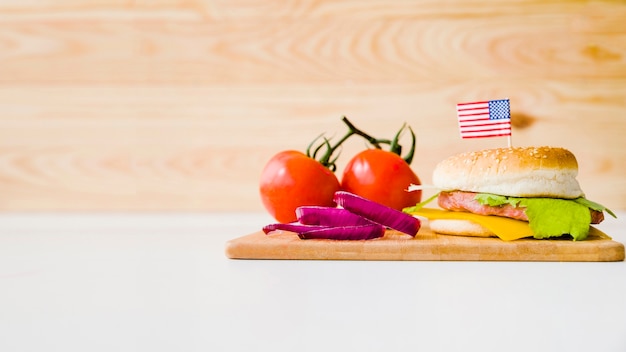 Snel voedselconcept met tomaten en hamburger