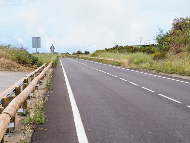 Snelwegasfalt en natuurlijke omgeving