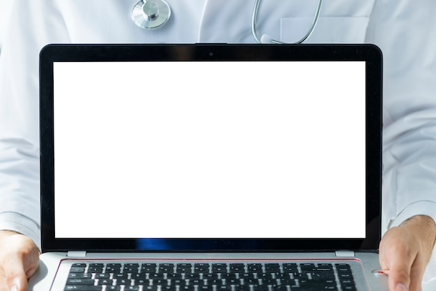 Snijd arts die moderne laptop toont