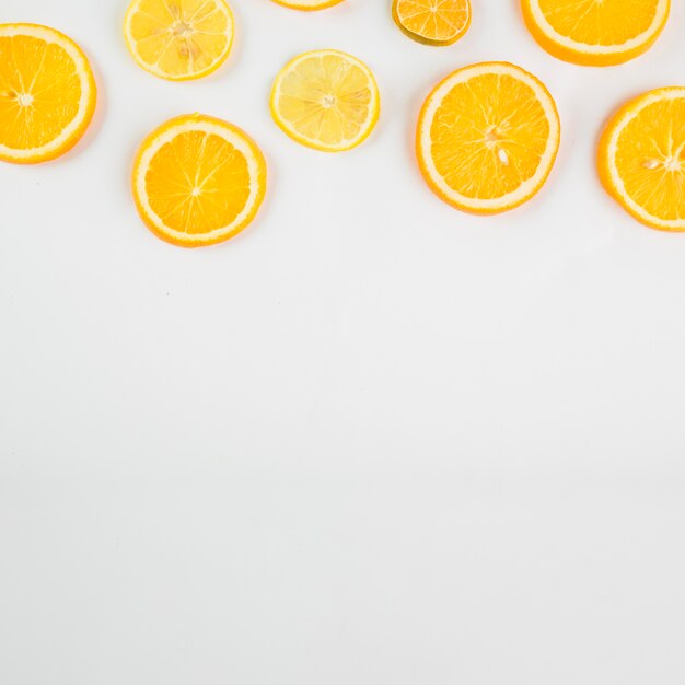 Snijd citrusvruchten op witte achtergrond
