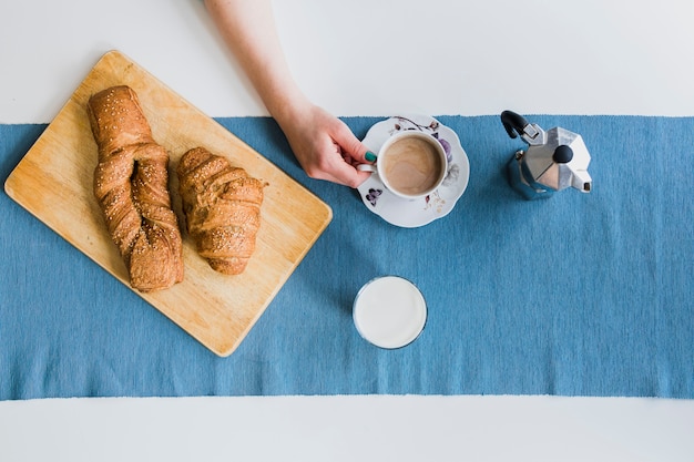 Snijd de hand in met koffie