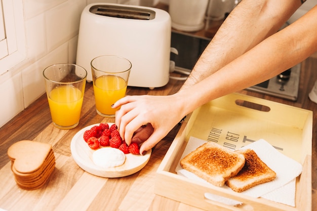 Snijd de handen in met smakelijke frambozen