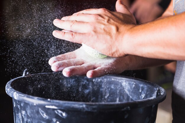 Gratis foto snijd de handen met magnesiumpoeder