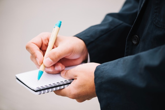 Snijd de mens het maken van aantekeningen in notitieblok