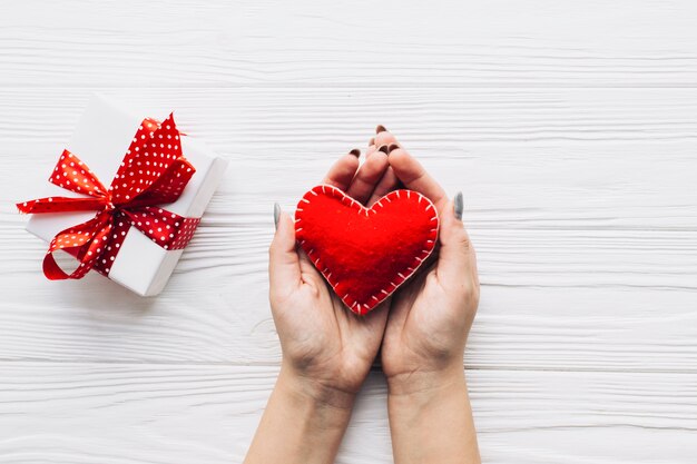 Snijd hand met met de hand gemaakt hart dichtbij huidig