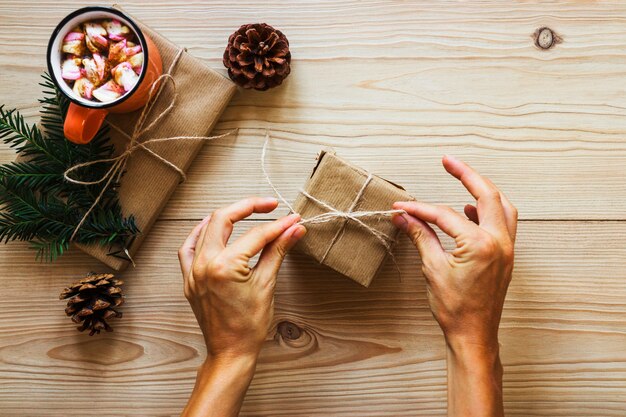 Snijd handbindende touw bij de geschenkdoos