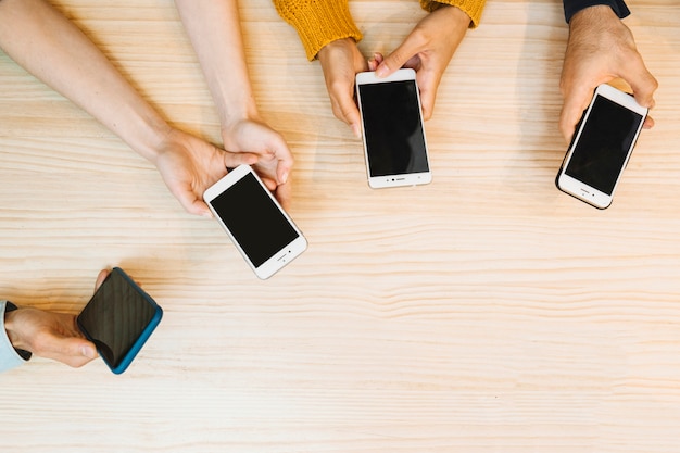 Snijd handen vast die mobiele telefoons bevatten en gebruiken