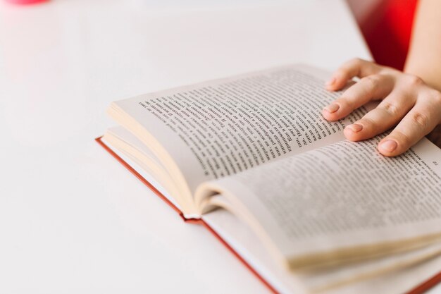 Snijd het boek van de handholding