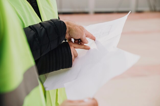 Snijd ingenieurs wijzend op tocht