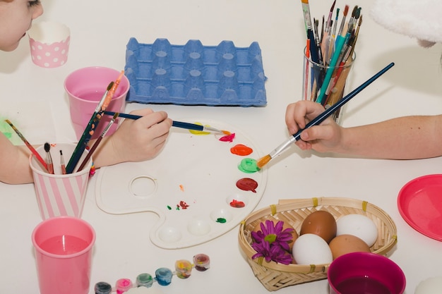 Gratis foto snijd kinderen die eieren verven