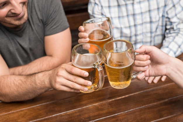 Snijd mannen vieren in pub