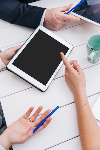 Snijd mensen bij met gadgets in teamwork