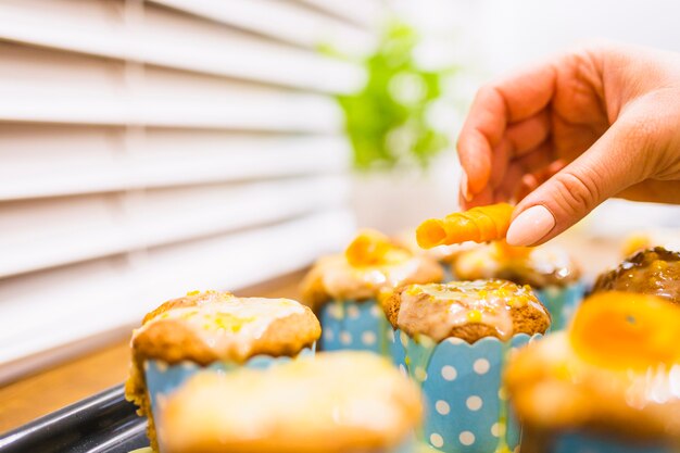 Snijd met de hand decoreren van cupcakes