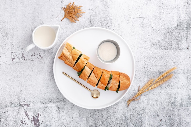 Snijd plakjes stokbroodbrood en knoflooksaus