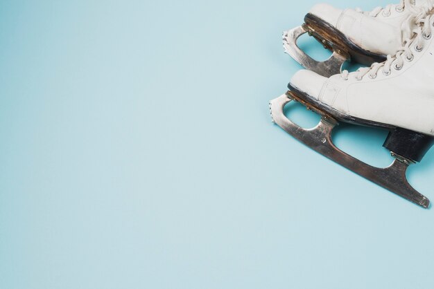 Snijd schaatsen op blauw