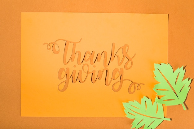 Gratis foto snijd thanksgiving belettering met folders