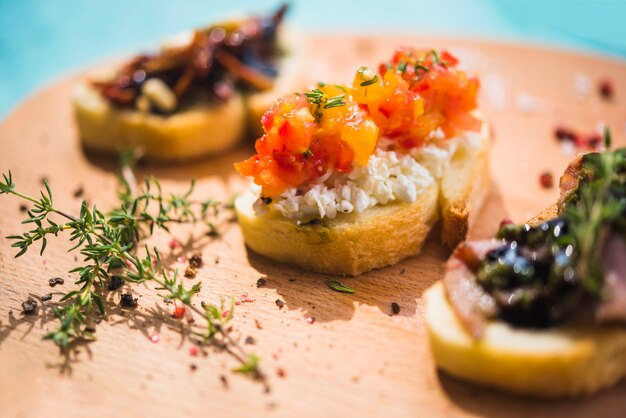 Snijd toastbrood met thymes en peperbollen op houten hakbord