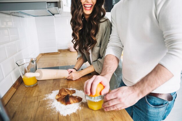 Snijd vrolijk paar op keuken bij