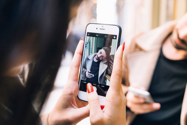 Snijd vrouw die beeld van de mens neemt