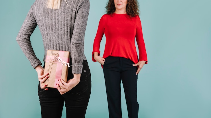 Gratis Foto snijd vrouw die verrassing maakt voor moeder
