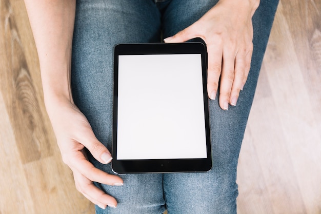 Snijd vrouw het doorbladeren tablet op vloer