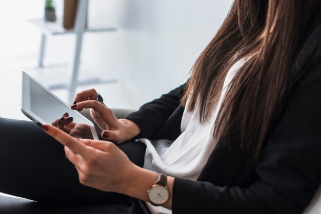 Snijd vrouw met behulp van tablet