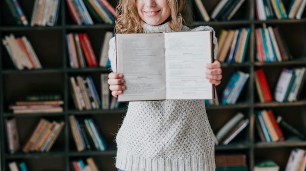 Snijd vrouw met geopend boek